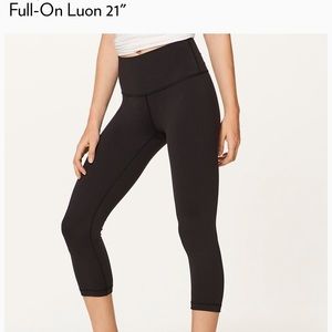 🍋 High-rise Black Lululemon Wunder Under crop